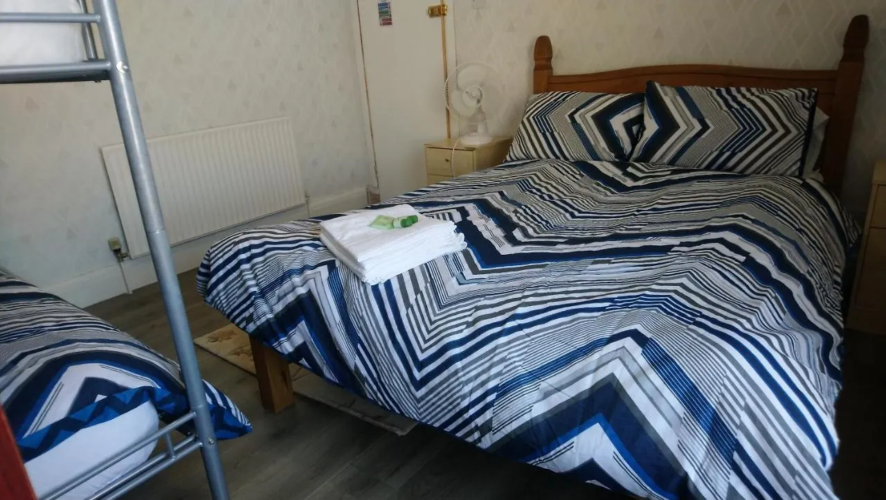 Renovated 4-Bed Home - Sleeps 9 - Parking - Spa Blackpool 0*,  United Kingdom