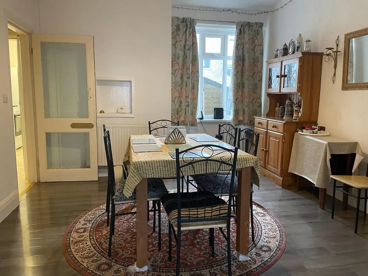 Renovated 4-Bed Home - Sleeps 9 - Parking - Spa Blackpool Holiday home