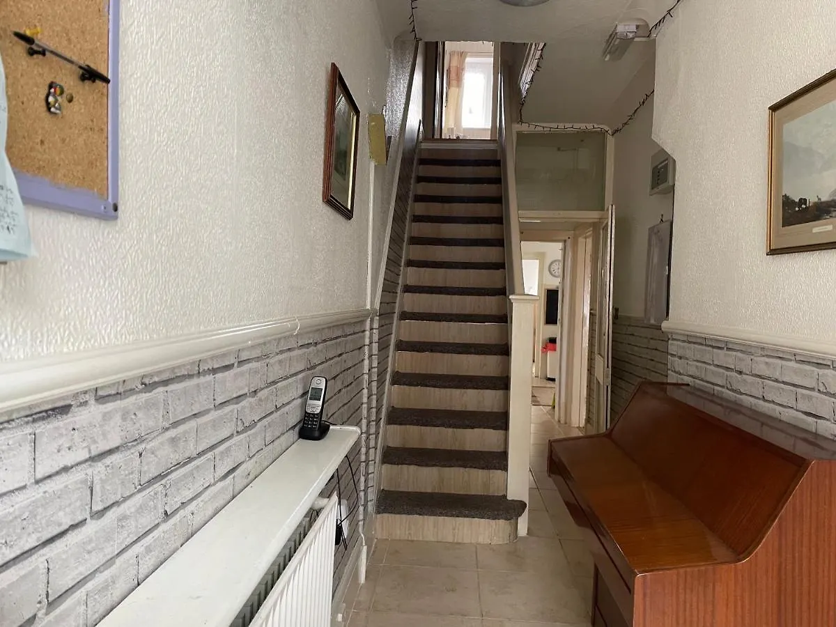 Renovated 4-Bed Home - Sleeps 9 - Parking - Spa Blackpool