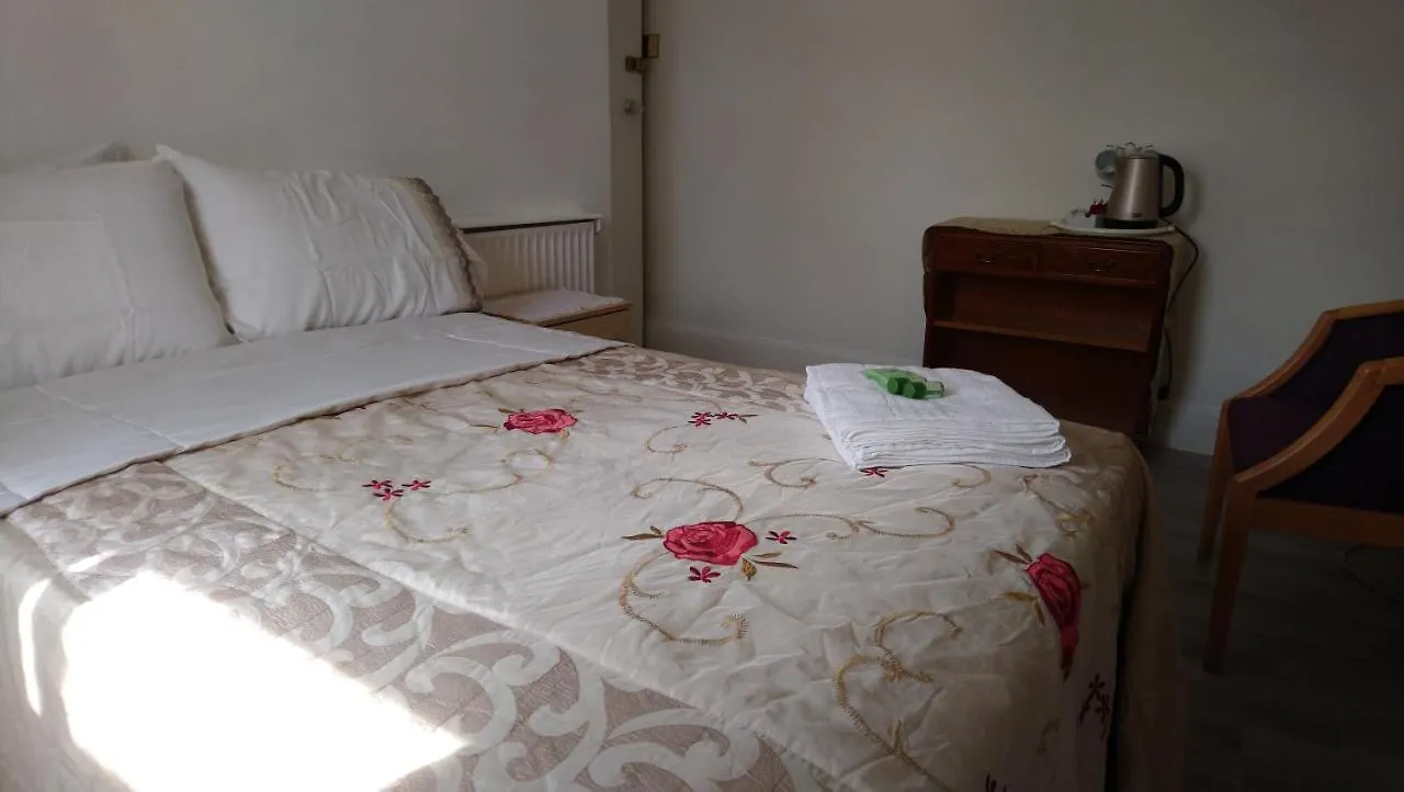 Renovated 4-Bed Home - Sleeps 9 - Parking - Spa Blackpool